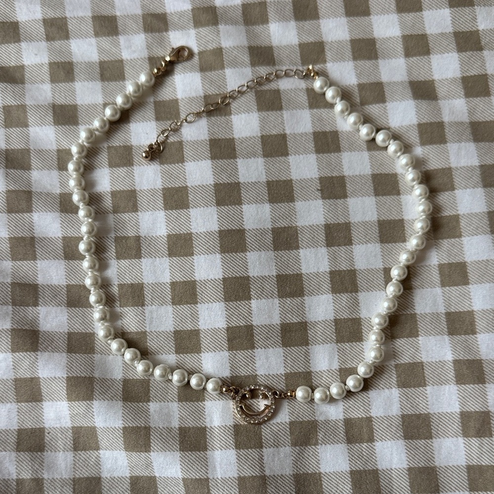 Faux Pearl choker with Gold pendant